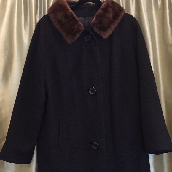 Vintage Ladies Winter Coat With Fur - Picture 6 of 8